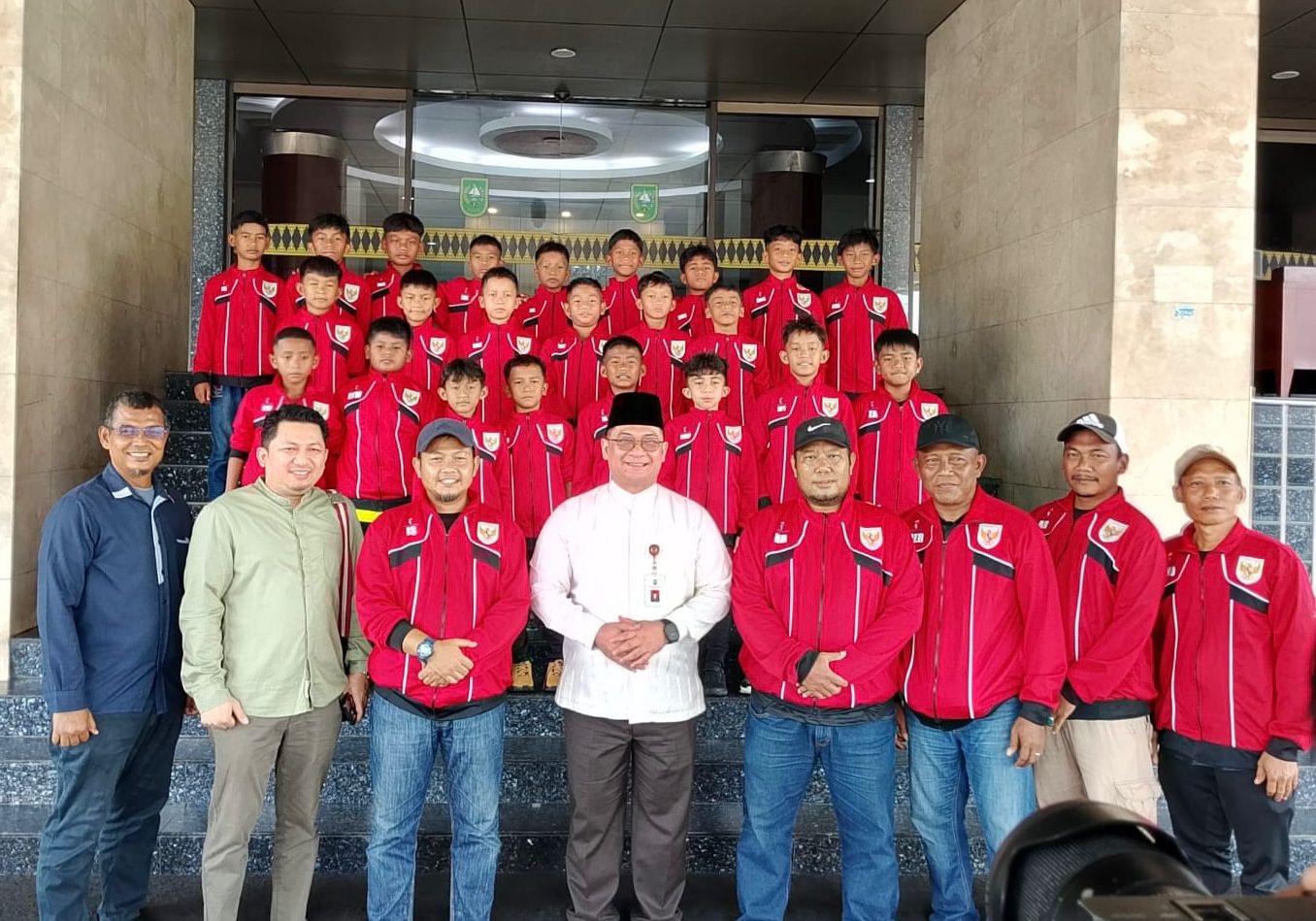 Sekdaprov Syahrial Abdi, saat melepas tim Sepak Bola EBR United di Kantor Gubernur Riau (foto/yuni)